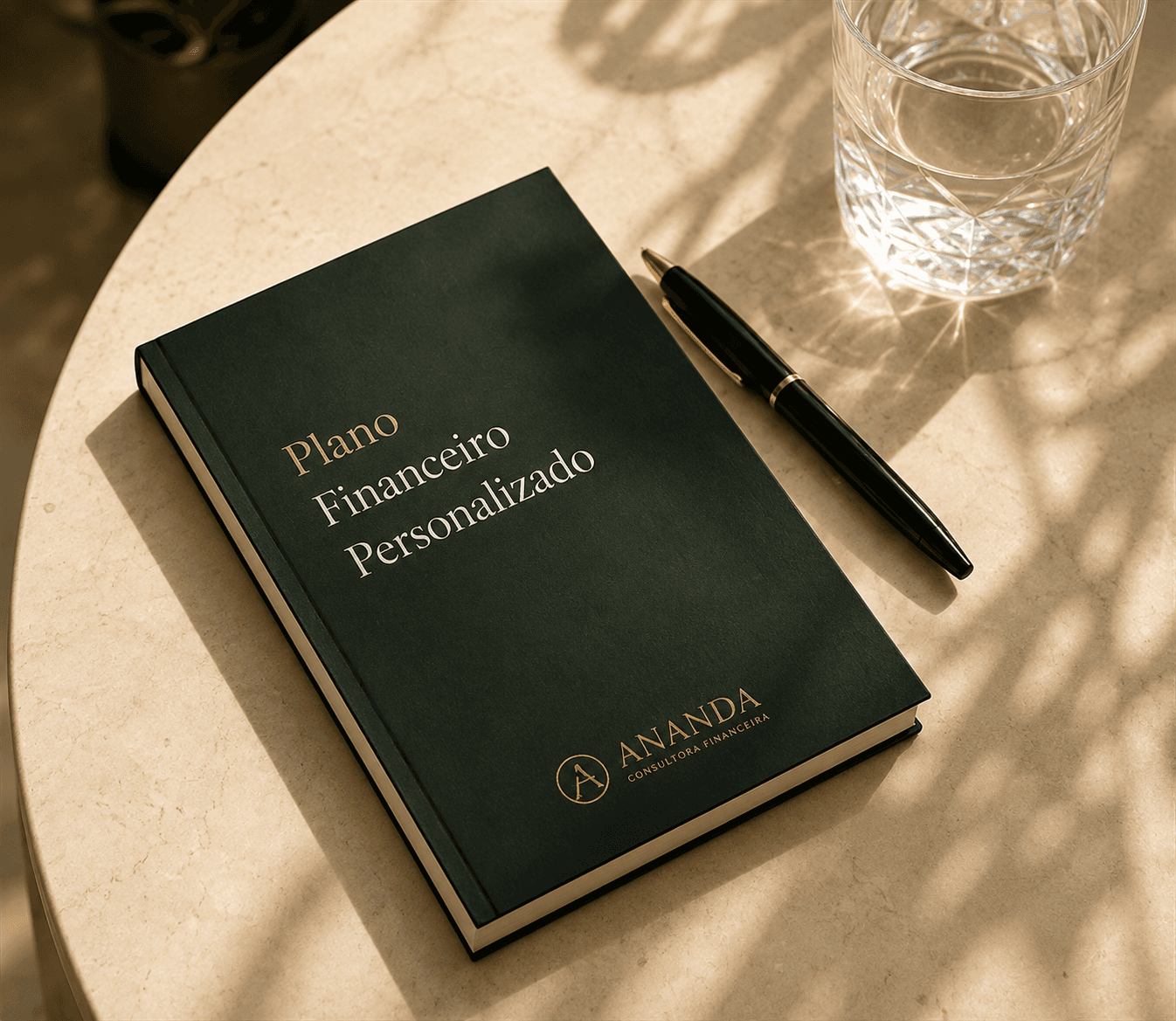 Plano Financeiro Personalizado — caderno da Ananda Alves sobre uma mesa